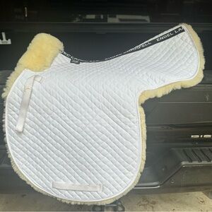All purpose saddle pad with full sheepskin lining